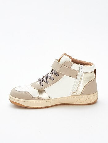 Sneakers alte con strappi e lacci