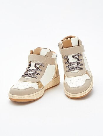 Sneakers alte con strappi e lacci