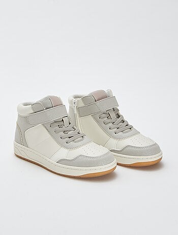Sneakers alte con strappi e lacci