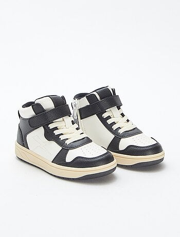 Sneakers alte con strappi e lacci