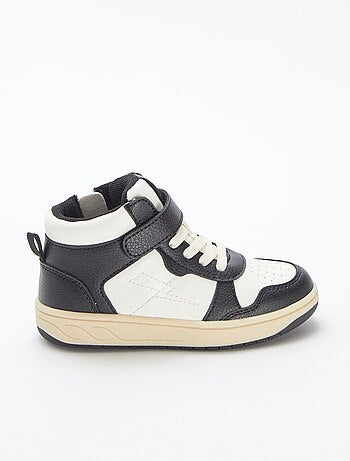 Sneakers alte con strappi e lacci