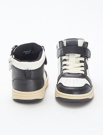 Sneakers alte con strappi e lacci