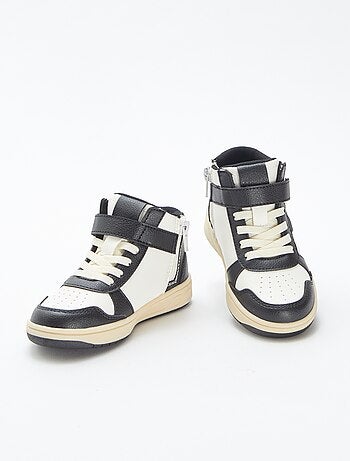 Sneakers alte con strappi e lacci