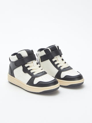 Sneakers alte con strappi e lacci