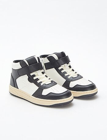Sneakers alte con strappi e lacci