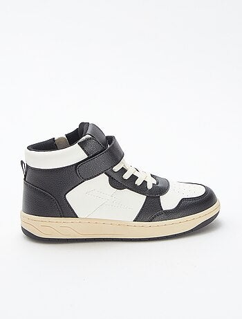 Sneakers alte con strappi e lacci