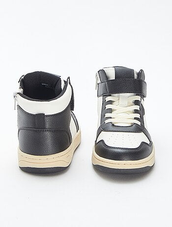 Sneakers alte con strappi e lacci
