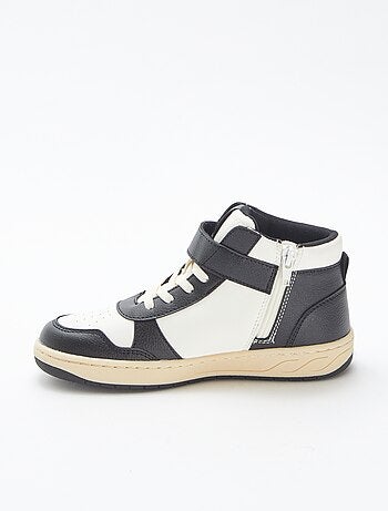 Sneakers alte con strappi e lacci