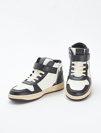 Sneakers alte con strappi e lacci