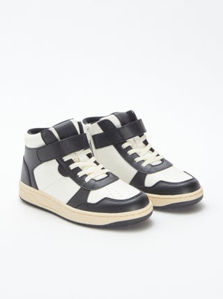 Sneakers alte con strappi e lacci