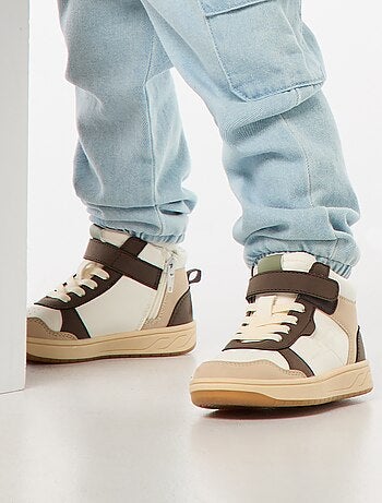 Sneakers alte con strappi e lacci