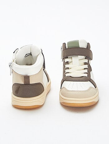 Sneakers alte con strappi e lacci