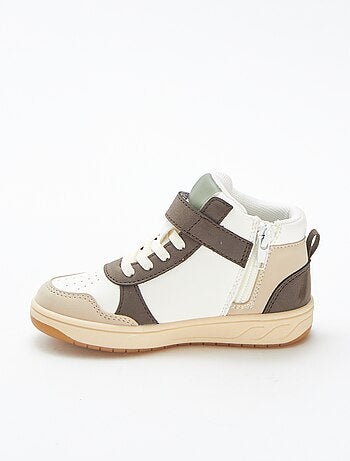Sneakers alte con strappi e lacci