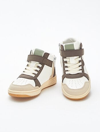 Sneakers alte con strappi e lacci