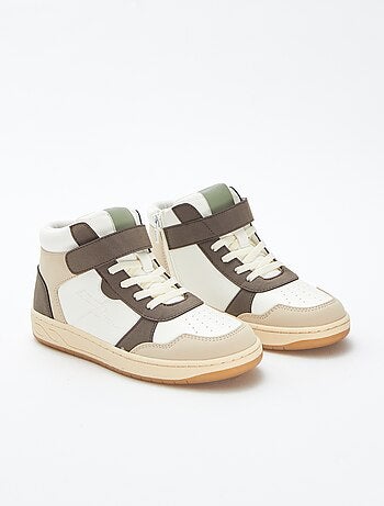 Sneakers alte con strappi e lacci