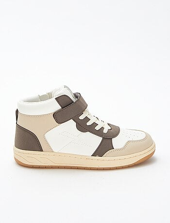 Sneakers alte con strappi e lacci