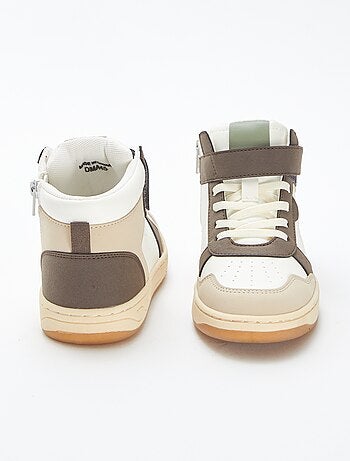 Sneakers alte con strappi e lacci