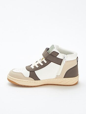 Sneakers alte con strappi e lacci
