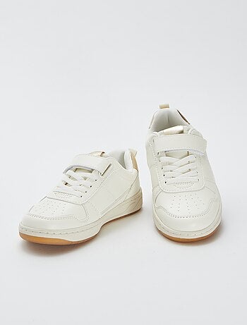 Sneakers basse con apertura a strappo e lacci