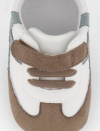 Sneakers basse con apertura a strappo e lacci