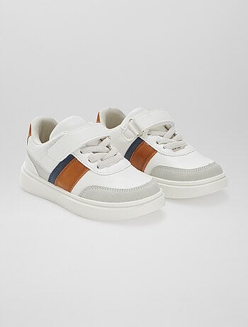 Sneakers basse con apertura a strappo e stringhe