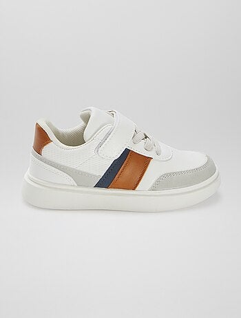 Sneakers basse con apertura a strappo e stringhe
