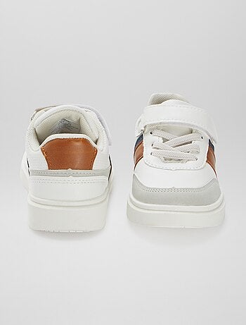 Sneakers basse con apertura a strappo e stringhe