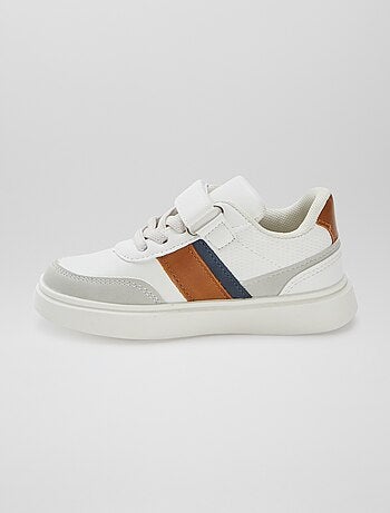 Sneakers basse con apertura a strappo e stringhe