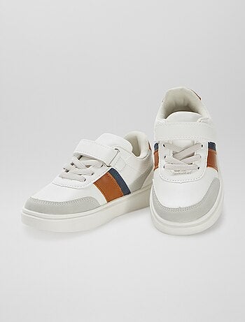 Sneakers basse con apertura a strappo e stringhe
