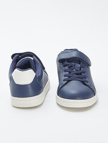 Sneakers basse con strappi e lacci