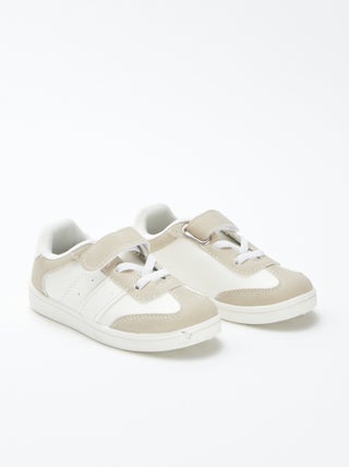 Sneakers basse con strappi e stringhe elasticizzate