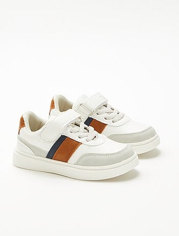Sneakers bicolore con strappo