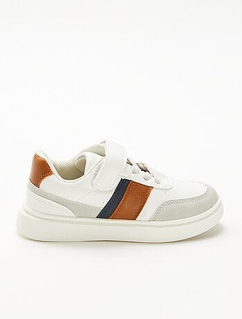 Sneakers bicolore con strappo