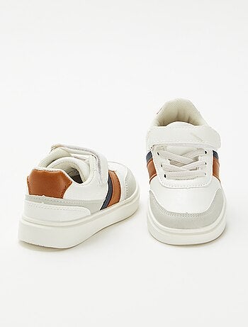 Sneakers bicolore con strappo