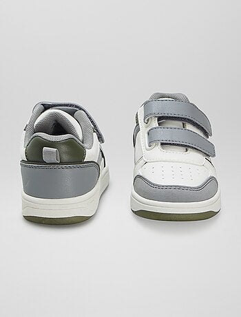 Sneakers con chiusure a strappo