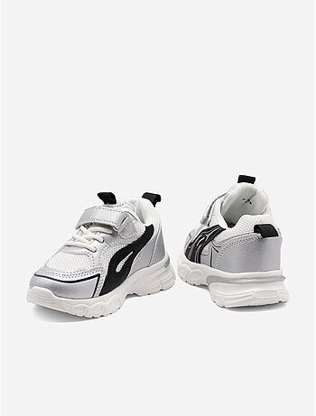 Sneakers con lacci