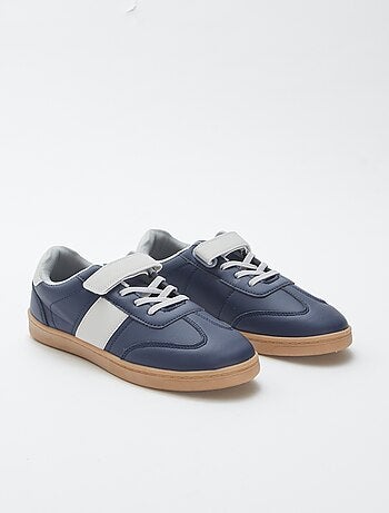 Sneakers con lacci e strappi