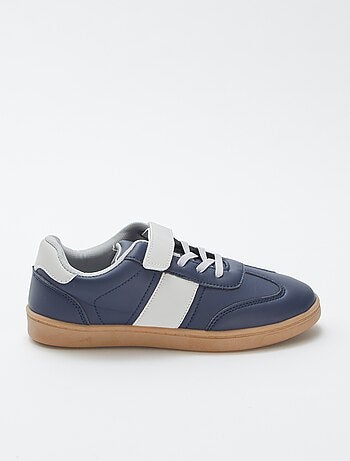 Sneakers con lacci e strappi