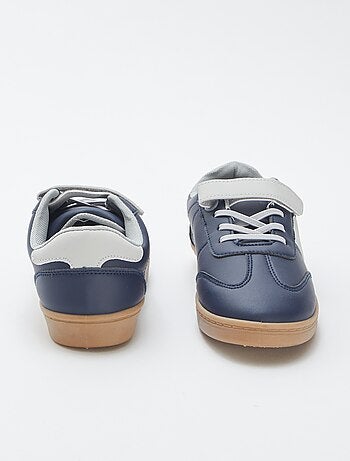 Sneakers con lacci e strappi