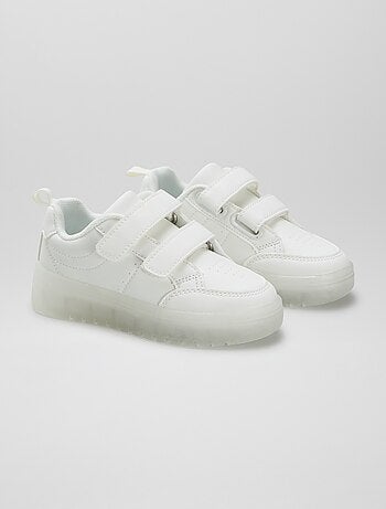 Sneakers con strappi con suola traslucida