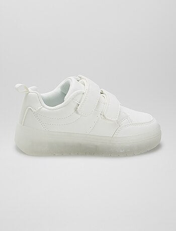 Sneakers con strappi con suola traslucida
