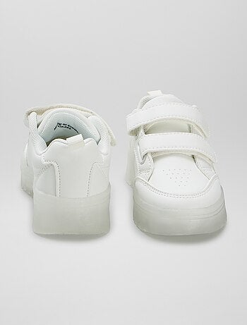 Sneakers con strappi con suola traslucida