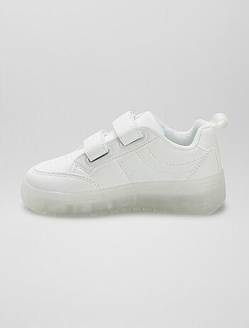 Sneakers con strappi con suola traslucida