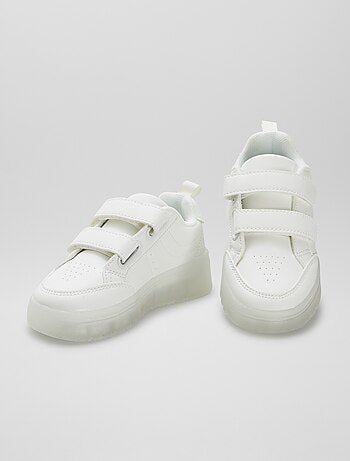 Sneakers con strappi con suola traslucida