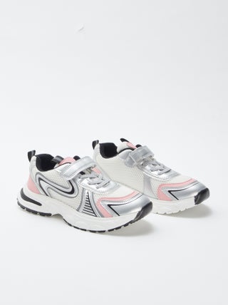 Sneakers con strappi e lacci