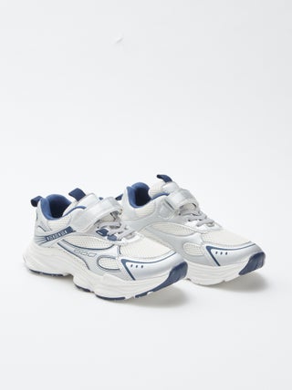 Sneakers con strappi e lacci