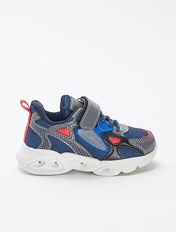 Sneakers con strappi e lacci con LED