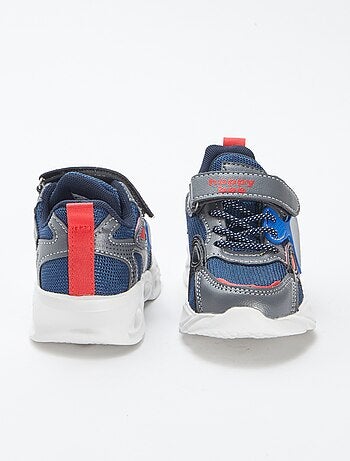 Sneakers con strappi e lacci con LED
