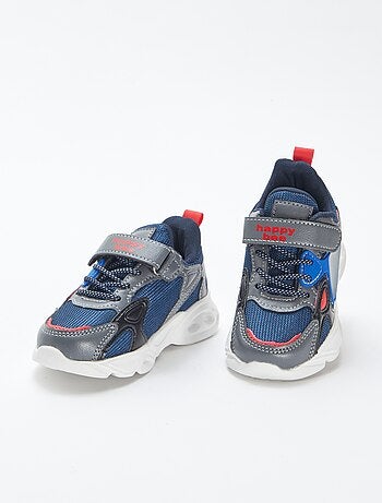 Sneakers con strappi e lacci con LED