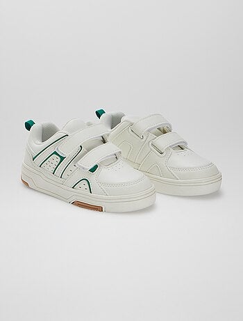 Sneakers con strappi in stile sportivo